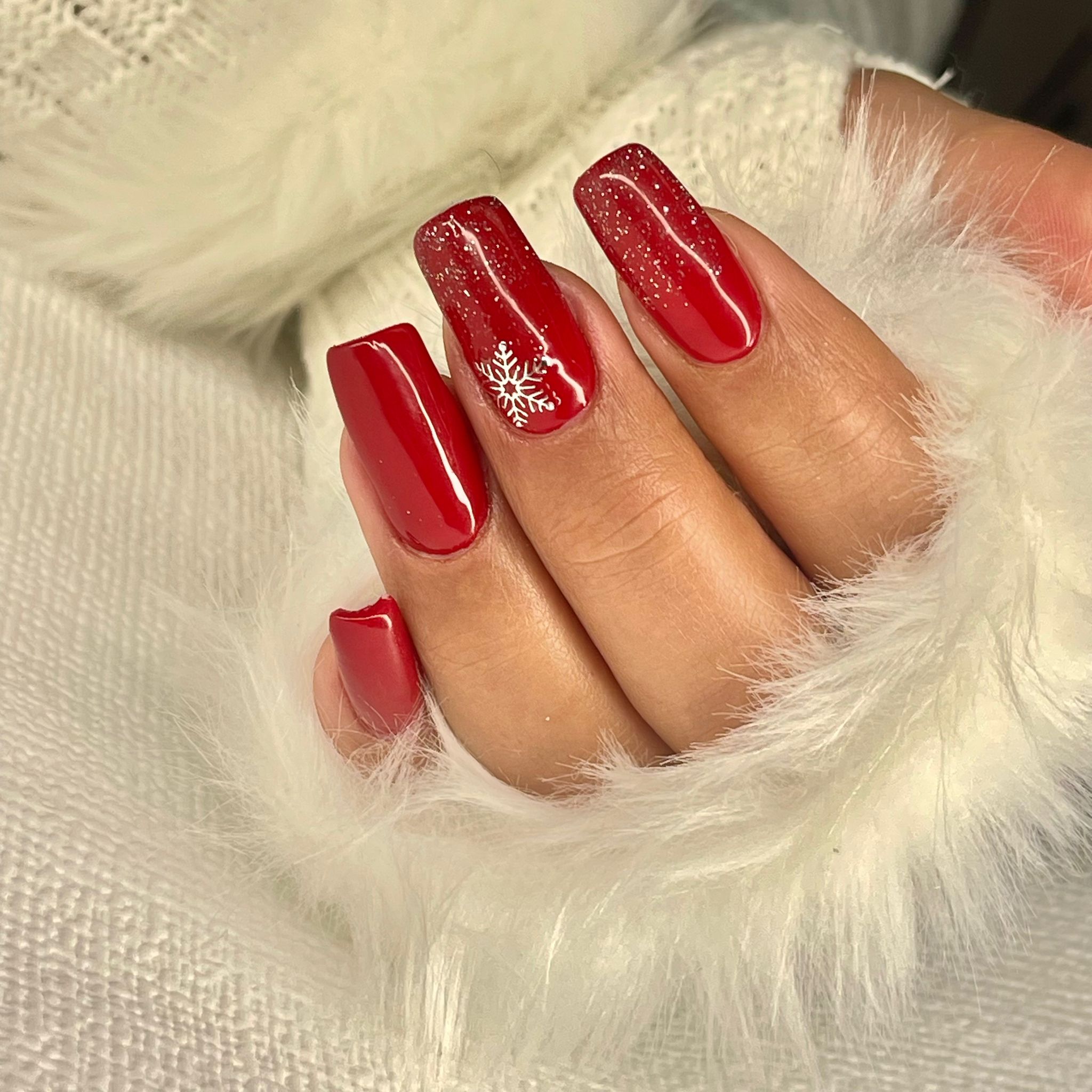 Rode glitternagels met een fijn wit motief